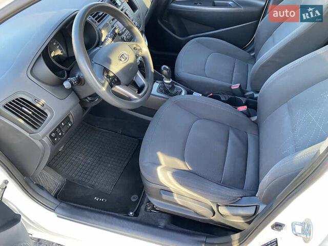 Білий Кіа Ріо, об'ємом двигуна 1.1 л та пробігом 204 тис. км за 6800 $, фото 27 на Automoto.ua