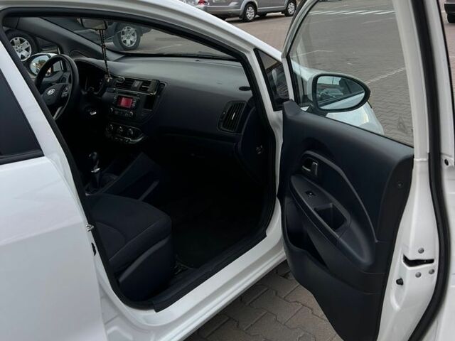 Белый Киа Рио, объемом двигателя 1.1 л и пробегом 215 тыс. км за 5650 $, фото 10 на Automoto.ua