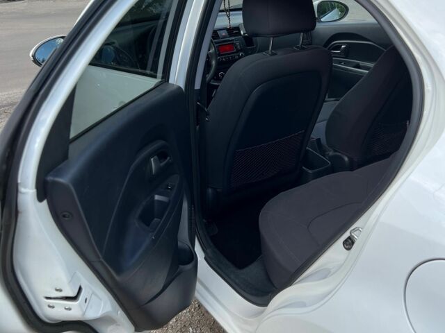 Белый Киа Рио, объемом двигателя 1.1 л и пробегом 212 тыс. км за 5800 $, фото 12 на Automoto.ua