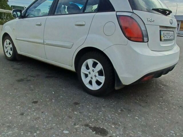 Білий Кіа Ріо, об'ємом двигуна 1.4 л та пробігом 120 тис. км за 6100 $, фото 2 на Automoto.ua