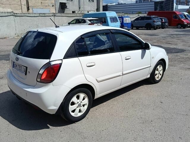 Белый Киа Рио, объемом двигателя 1.4 л и пробегом 141 тыс. км за 6200 $, фото 3 на Automoto.ua