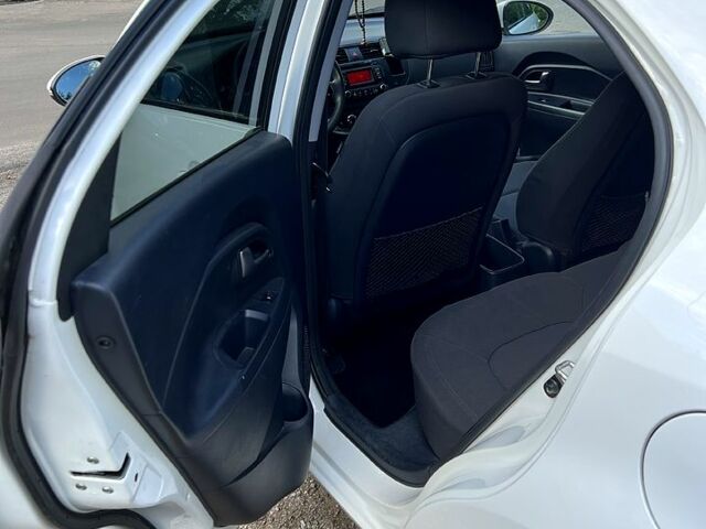 Білий Кіа Ріо, об'ємом двигуна 1.1 л та пробігом 212 тис. км за 5800 $, фото 11 на Automoto.ua