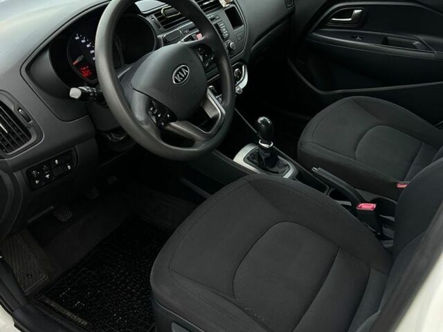 Белый Киа Рио, объемом двигателя 1.1 л и пробегом 215 тыс. км за 5650 $, фото 2 на Automoto.ua