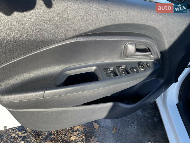 Білий Кіа Ріо, об'ємом двигуна 1.1 л та пробігом 204 тис. км за 6800 $, фото 18 на Automoto.ua