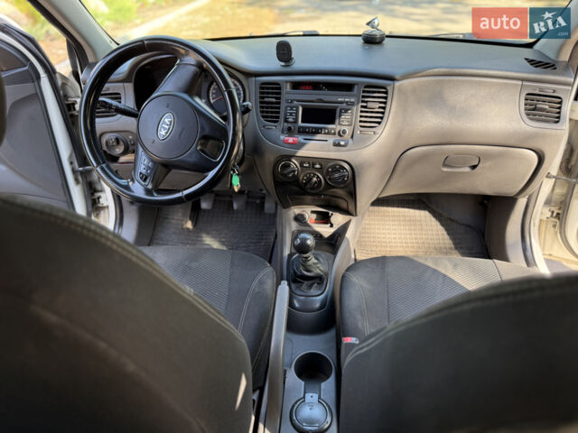 Белый Киа Рио, объемом двигателя 1.4 л и пробегом 199 тыс. км за 5100 $, фото 5 на Automoto.ua