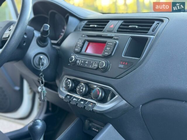 Білий Кіа Ріо, об'ємом двигуна 1.25 л та пробігом 128 тис. км за 6500 $, фото 14 на Automoto.ua