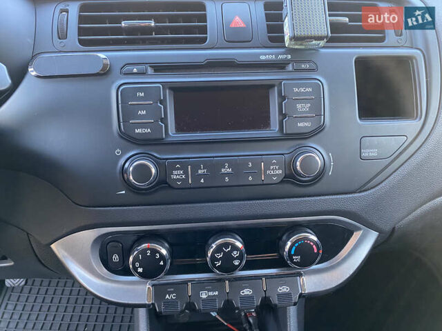 Білий Кіа Ріо, об'ємом двигуна 1.1 л та пробігом 204 тис. км за 6800 $, фото 22 на Automoto.ua