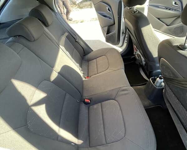 Белый Киа Рио, объемом двигателя 1.12 л и пробегом 203 тыс. км за 6300 $, фото 13 на Automoto.ua