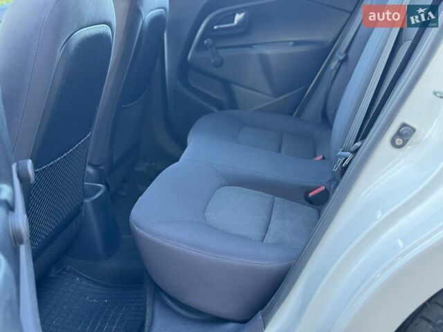 Білий Кіа Ріо, об'ємом двигуна 1.25 л та пробігом 128 тис. км за 6500 $, фото 16 на Automoto.ua