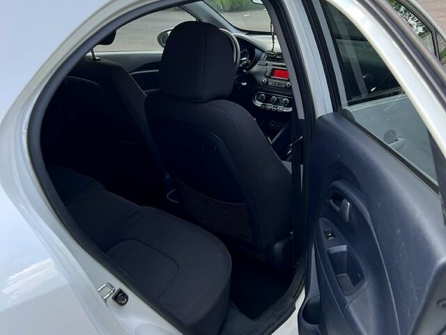 Білий Кіа Ріо, об'ємом двигуна 1.1 л та пробігом 212 тис. км за 5800 $, фото 9 на Automoto.ua