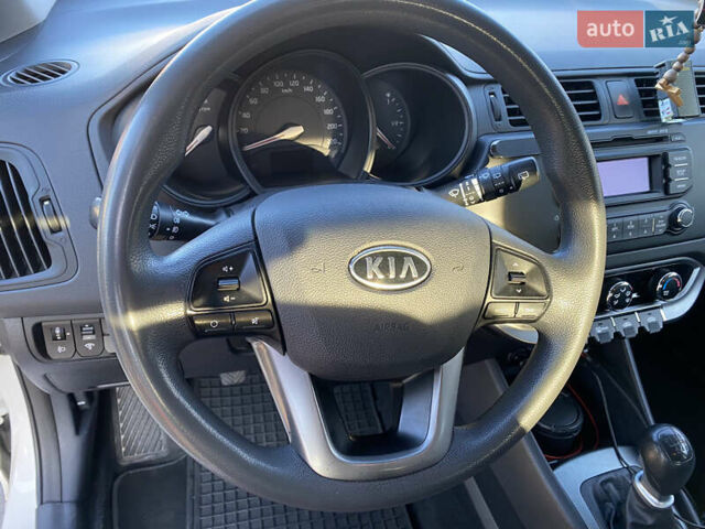 Білий Кіа Ріо, об'ємом двигуна 1.1 л та пробігом 204 тис. км за 6800 $, фото 20 на Automoto.ua