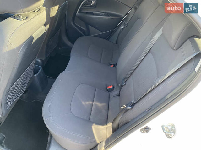 Білий Кіа Ріо, об'ємом двигуна 1.1 л та пробігом 204 тис. км за 6800 $, фото 16 на Automoto.ua