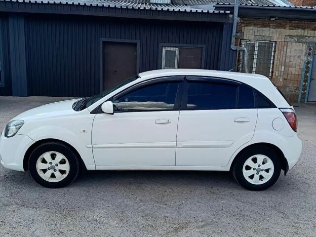 Белый Киа Рио, объемом двигателя 1.4 л и пробегом 141 тыс. км за 6200 $, фото 1 на Automoto.ua