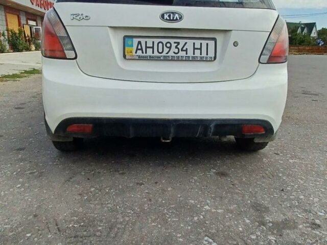 Білий Кіа Ріо, об'ємом двигуна 1.4 л та пробігом 120 тис. км за 6100 $, фото 1 на Automoto.ua