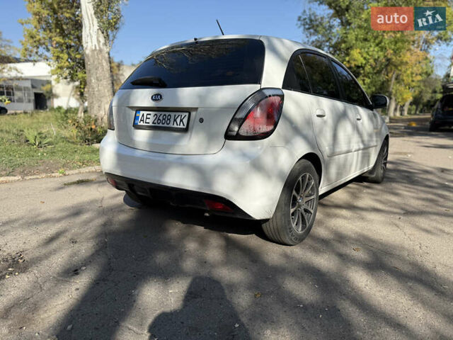 Белый Киа Рио, объемом двигателя 1.4 л и пробегом 199 тыс. км за 5700 $, фото 2 на Automoto.ua