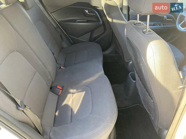 Білий Кіа Ріо, об'ємом двигуна 1.1 л та пробігом 204 тис. км за 6800 $, фото 25 на Automoto.ua
