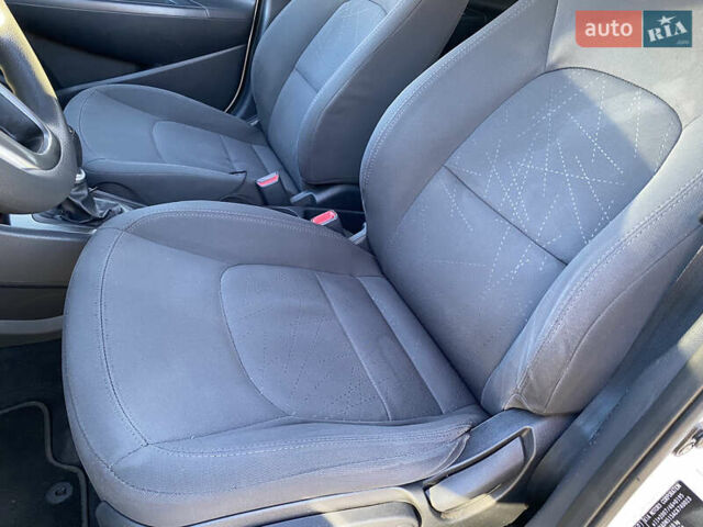 Білий Кіа Ріо, об'ємом двигуна 1.1 л та пробігом 204 тис. км за 6800 $, фото 17 на Automoto.ua