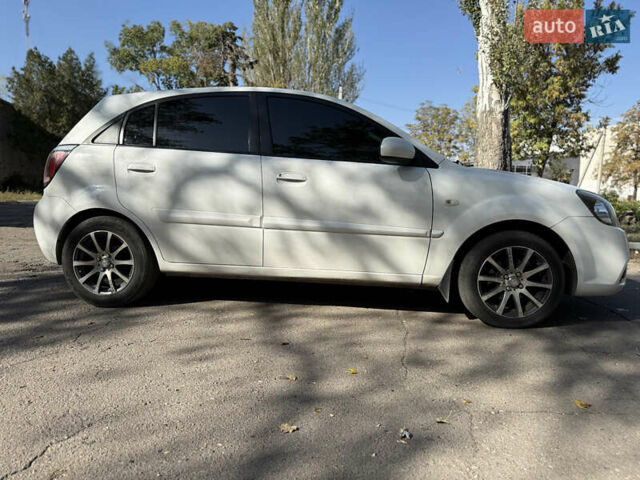 Белый Киа Рио, объемом двигателя 1.4 л и пробегом 199 тыс. км за 5100 $, фото 1 на Automoto.ua