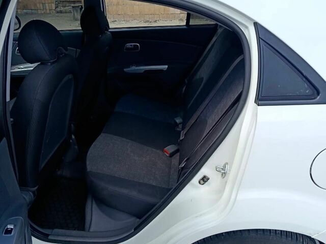 Белый Киа Рио, объемом двигателя 1.4 л и пробегом 141 тыс. км за 6200 $, фото 10 на Automoto.ua