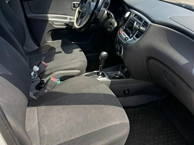 Белый Киа Рио, объемом двигателя 1.4 л и пробегом 141 тыс. км за 6200 $, фото 7 на Automoto.ua