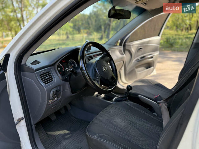 Белый Киа Рио, объемом двигателя 1.4 л и пробегом 199 тыс. км за 5700 $, фото 7 на Automoto.ua