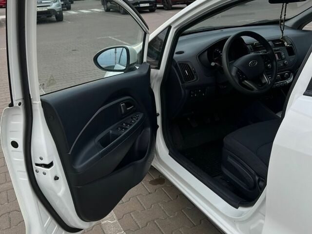 Белый Киа Рио, объемом двигателя 1.1 л и пробегом 215 тыс. км за 5650 $, фото 3 на Automoto.ua