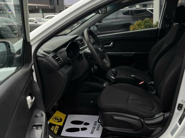 Білий Кіа Ріо, об'ємом двигуна 1.4 л та пробігом 200 тис. км за 6900 $, фото 8 на Automoto.ua