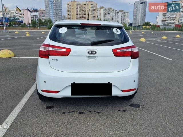 Белый Киа Рио, объемом двигателя 1.59 л и пробегом 137 тыс. км за 8500 $, фото 3 на Automoto.ua