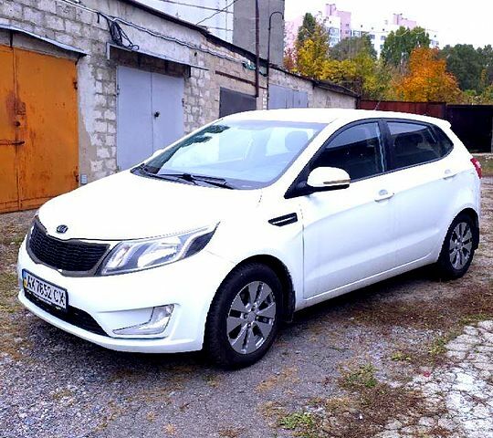 Белый Киа Рио, объемом двигателя 1.6 л и пробегом 296 тыс. км за 5500 $, фото 4 на Automoto.ua