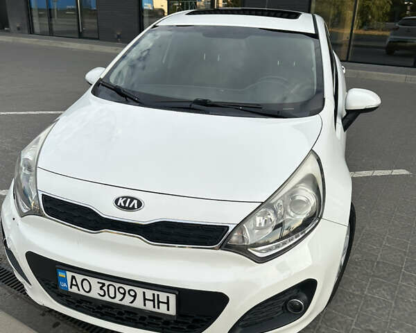 Білий Кіа Ріо, об'ємом двигуна 1.1 л та пробігом 330 тис. км за 6900 $, фото 1 на Automoto.ua