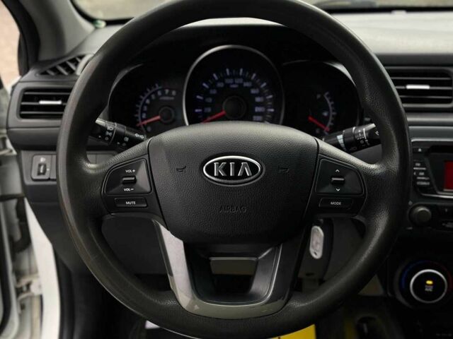 Білий Кіа Ріо, об'ємом двигуна 1.4 л та пробігом 200 тис. км за 6900 $, фото 14 на Automoto.ua