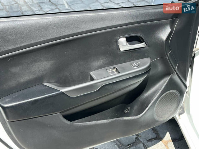 Білий Кіа Ріо, об'ємом двигуна 1.4 л та пробігом 279 тис. км за 7200 $, фото 8 на Automoto.ua