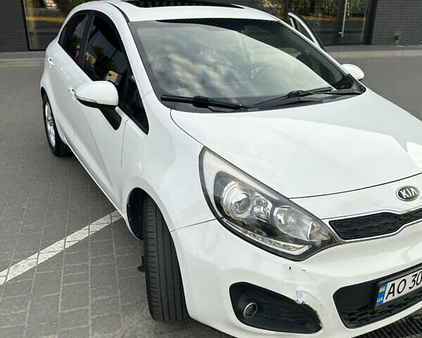 Білий Кіа Ріо, об'ємом двигуна 1.1 л та пробігом 330 тис. км за 6900 $, фото 8 на Automoto.ua