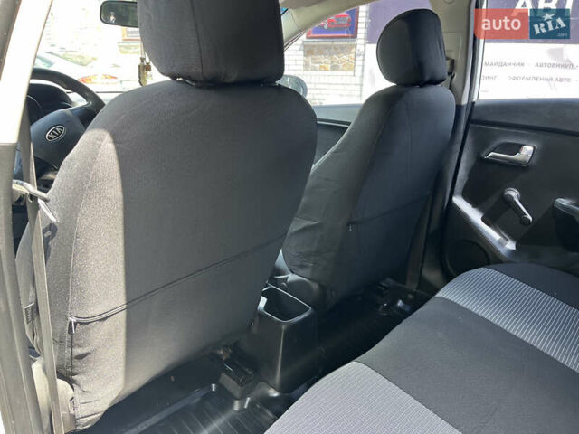 Білий Кіа Ріо, об'ємом двигуна 1.4 л та пробігом 279 тис. км за 7200 $, фото 15 на Automoto.ua