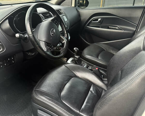 Білий Кіа Ріо, об'ємом двигуна 1.1 л та пробігом 330 тис. км за 6900 $, фото 15 на Automoto.ua