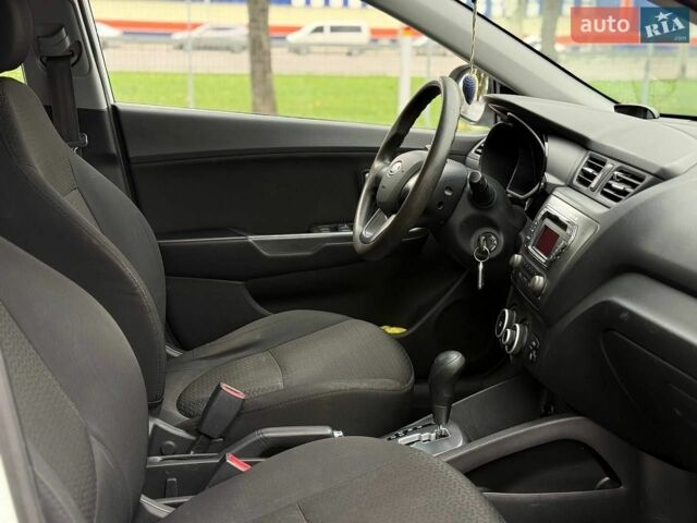 Білий Кіа Ріо, об'ємом двигуна 1.6 л та пробігом 99 тис. км за 8700 $, фото 15 на Automoto.ua