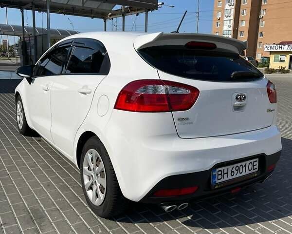 Білий Кіа Ріо, об'ємом двигуна 1.4 л та пробігом 247 тис. км за 8200 $, фото 5 на Automoto.ua