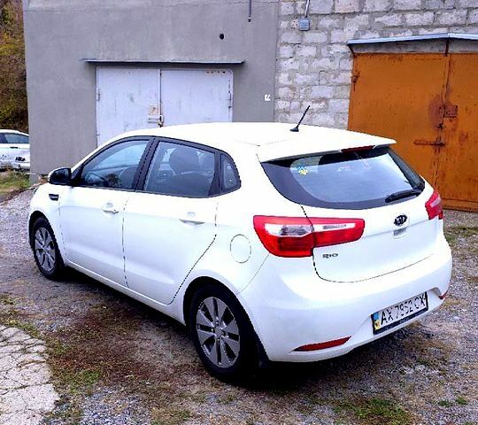 Белый Киа Рио, объемом двигателя 1.6 л и пробегом 296 тыс. км за 5500 $, фото 1 на Automoto.ua