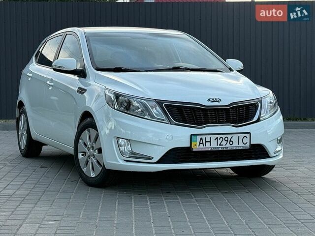 Белый Киа Рио, объемом двигателя 1.59 л и пробегом 28 тыс. км за 10000 $, фото 2 на Automoto.ua