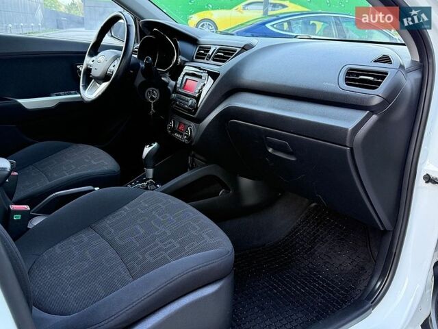 Белый Киа Рио, объемом двигателя 1.59 л и пробегом 28 тыс. км за 10000 $, фото 36 на Automoto.ua