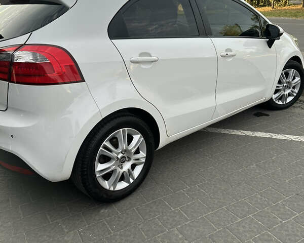 Білий Кіа Ріо, об'ємом двигуна 1.1 л та пробігом 330 тис. км за 6900 $, фото 5 на Automoto.ua