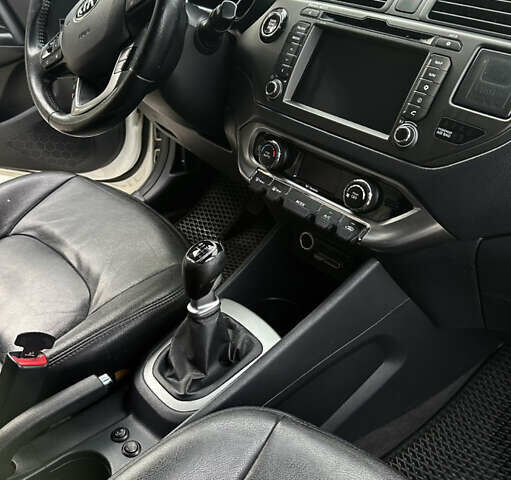 Білий Кіа Ріо, об'ємом двигуна 1.1 л та пробігом 330 тис. км за 6900 $, фото 12 на Automoto.ua