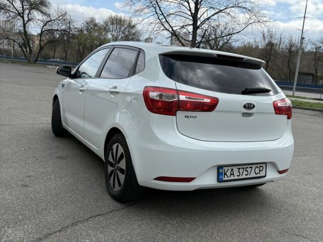 Білий Кіа Ріо, об'ємом двигуна 1.6 л та пробігом 196 тис. км за 7500 $, фото 5 на Automoto.ua