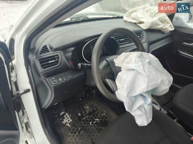 Белый Киа Рио, объемом двигателя 1.59 л и пробегом 185 тыс. км за 4000 $, фото 13 на Automoto.ua