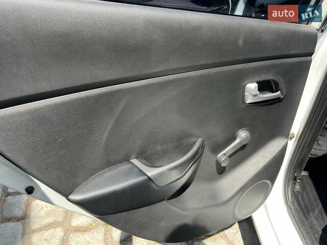 Білий Кіа Ріо, об'ємом двигуна 1.4 л та пробігом 279 тис. км за 7200 $, фото 14 на Automoto.ua