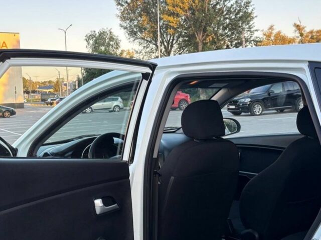 Белый Киа Рио, объемом двигателя 1.4 л и пробегом 330 тыс. км за 5999 $, фото 11 на Automoto.ua