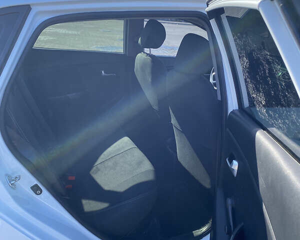 Білий Кіа Ріо, об'ємом двигуна 1.4 л та пробігом 101 тис. км за 7000 $, фото 13 на Automoto.ua