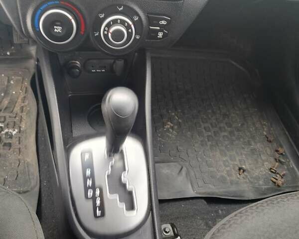 Белый Киа Рио, объемом двигателя 1.59 л и пробегом 185 тыс. км за 4000 $, фото 12 на Automoto.ua