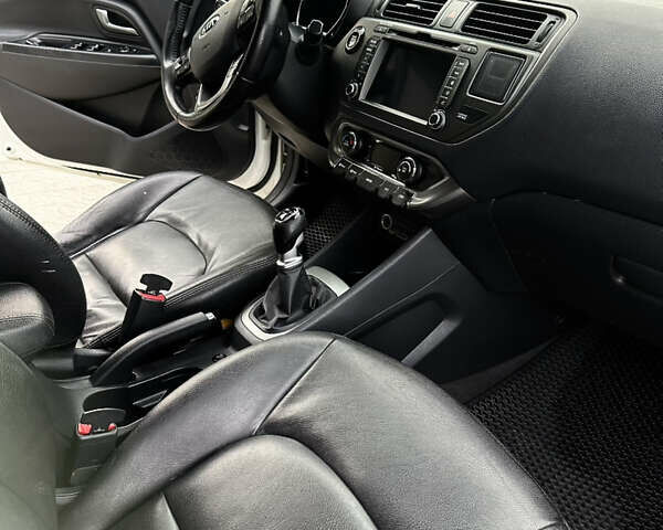 Білий Кіа Ріо, об'ємом двигуна 1.1 л та пробігом 330 тис. км за 6900 $, фото 11 на Automoto.ua