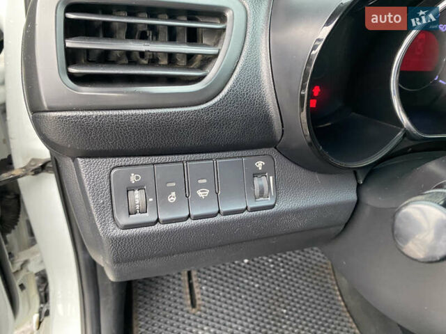 Белый Киа Рио, объемом двигателя 1.59 л и пробегом 210 тыс. км за 6700 $, фото 16 на Automoto.ua